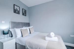 Postel nebo postele na pokoji v ubytování Lux 3 Bed 10 mins from Centre - Parking & Netflix