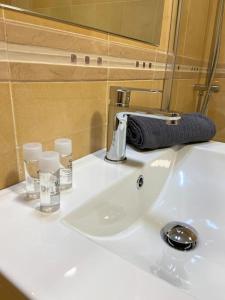 莫哈卡尔Mojacar 1ª linea playa vacaciones的浴室水槽配有水龙头和玻璃杯