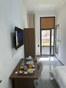 TV a/nebo společenská místnost v ubytování Hotel De Provence