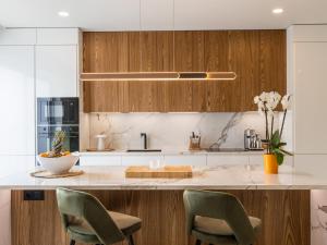 Kuchyň nebo kuchyňský kout v ubytování Anse Marcel: Condo de luxe avec terrasse, piscine et AC - FR-1-734-66