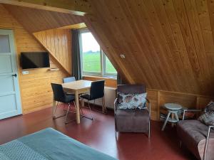 TV a/nebo společenská místnost v ubytování B&B en Vakantiehuisje Ursula
