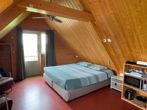 Postel nebo postele na pokoji v ubytování B&B en Vakantiehuisje Ursula