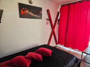 Posteľ alebo postele v izbe v ubytovaní Studio village naturiste vue sur port nature 7