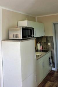 Η κουζίνα ή μικρή κουζίνα στο Ferienwohnung Rosengarten am Pfarrgarten Starkow