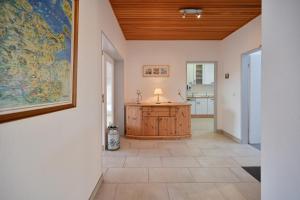 ein Zimmer mit einer großen Karte an der Wand in der Unterkunft Bungalow Vaupel in Kellenhusen