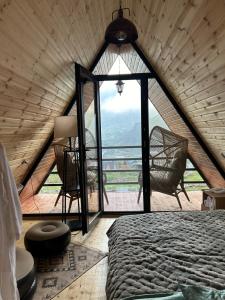 A seating area at Kazbegi cottage kide- ყაზბეგში კოტეჯი კიდე
