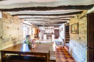 ein Wohnzimmer mit einem Holztisch im Zimmer in der Unterkunft Cortijo Rural Las Nogueras in Cortijada Los Chorreros