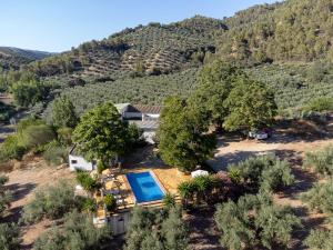 eine Luftaufnahme eines Hauses mit Swimmingpool in der Unterkunft Cortijo Rural Las Nogueras in Cortijada Los Chorreros
