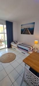 Postel nebo postele na pokoji v ubytování Dans un cadre d'exception, Vue mer panoramique à Agay Côte d'Azur, Village Vacances Cap Estérel, T2 avec jardin, golf, climatisation, Wifi, 5 piscines