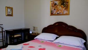 a bedroom with a bed and a picture on the wall at Casa Vacanze ILDE in Corchiano