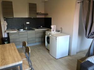 Kuchyň nebo kuchyňský kout v ubytování Appartement à l'ange