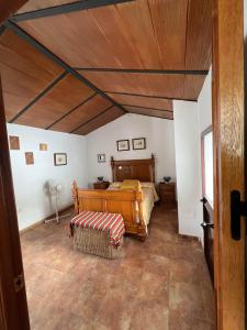 a bedroom with a bed and a wooden ceiling at Casa Orencio, bosque encantado de Parauta in Parauta