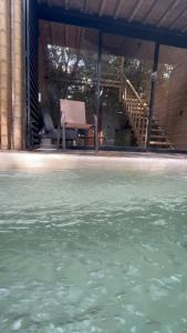 Bazén v ubytování Cabaña de piedra y bambú en la selva nebo v jeho okolí