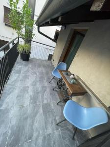 a patio with a table and chairs on a balcony at via Manara 3 in Cantù