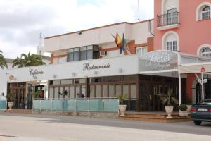 ein Hotel an der Straßenseite in der Unterkunft Hotel Frijon in Aceuchal