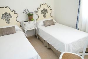 Giường trong phòng chung tại Villa Sa Calma Beach Sa Riera