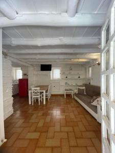 a living room with a table and a couch at CASAMIASIROLO - Casa nei vicoli di Sirolo in Sirolo