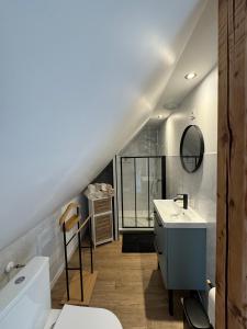 a bathroom with a sink and a toilet at L'Escapade du marais in Guînes