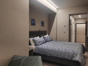 ein Schlafzimmer mit einem Bett und einem Spiegel in der Unterkunft Smart Apartment Sei Chiese - TWA in Bologna + 4 Fotos