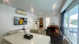 TV a/nebo společenská místnost v ubytování B14 Pool Access Partial Seaview 2brs 1 bath at Karon