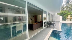 Bazén v ubytování B14 Pool Access Partial Seaview 2brs 1 bath at Karon nebo v jeho okolí