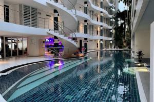 Bazén v ubytování B14 Pool Access Partial Seaview 2brs 1 bath at Karon nebo v jeho okolí