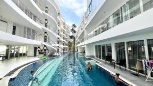Bazén v ubytování B14 Pool Access Partial Seaview 2brs 1 bath at Karon nebo v jeho okolí