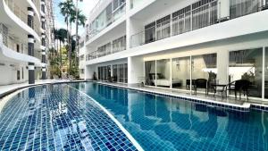 Bazén v ubytování B14 Pool Access Partial Seaview 2brs 1 bath at Karon nebo v jeho okolí