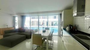 Bazén v ubytování B14 Pool Access Partial Seaview 2brs 1 bath at Karon nebo v jeho okolí