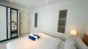 Postel nebo postele na pokoji v ubytování B14 Pool Access Partial Seaview 2brs 1 bath at Karon