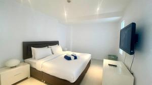 TV a/nebo společenská místnost v ubytování B14 Pool Access Partial Seaview 2brs 1 bath at Karon