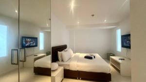 TV a/nebo společenská místnost v ubytování B14 Pool Access Partial Seaview 2brs 1 bath at Karon