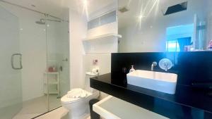 Koupelna v ubytování B14 Pool Access Partial Seaview 2brs 1 bath at Karon