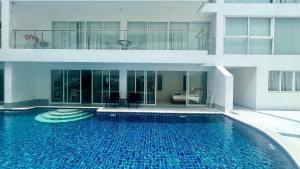 Bazén v ubytování B14 Pool Access Partial Seaview 2brs 1 bath at Karon nebo v jeho okolí