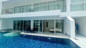 Bazén v ubytování B14 Pool Access Partial Seaview 2brs 1 bath at Karon nebo v jeho okolí