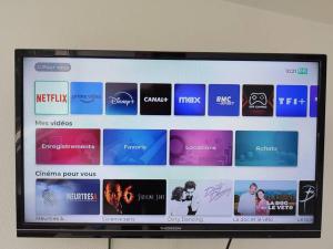a television screen with many different types ofvideos at Idéalement situé pour tous II in Dijon