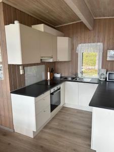 Gallery image of Hytte med sjøen, med egen brygge og båt in Kvåse