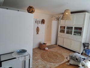 cocina con armarios blancos y suelo de madera en Deluxe Room Santa Barbara de Nexe, en Santa Bárbara de Nexe 9 fotos más