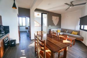 a dining room with a table and a couch at Edificio Regam in El Cuyo