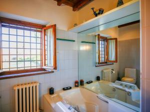 een badkamer met een bad, een wastafel en een raam bij Casolare Oltre il Cielo in Porcari +96 foto's