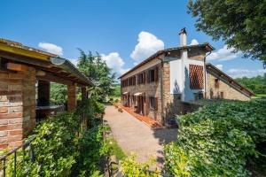 een extern uitzicht op een gebouw met een kerk bij Casolare Oltre il Cielo in Porcari