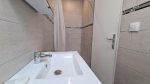 een badkamer met een witte wastafel en een douche bij A4-12 Studio cosy toulouse in Toulouse