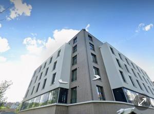 een hoog grijs gebouw met een pijl erop bij A4-12 Studio cosy toulouse in Toulouse