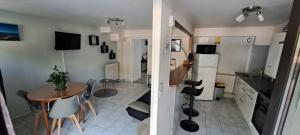 Μια τηλεόραση ή/και κέντρο ψυχαγωγίας στο Appartement sur les Quais de St Goustan - Auray, cité médiévale de caractère abritant le port de Saint-Goustan - Bretagne Sud