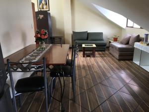 a living room with a couch and a table at ACOGEDOR DEPARTAMENTO EN CENTRO HISTÓRICO-Cuenca in Cuenca