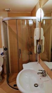 Koupelna v ubytování Stunning Private Beachfront Studio with Pool Access