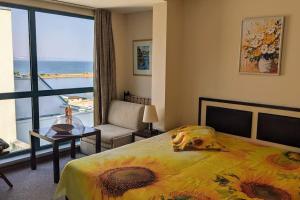 Voodi või voodid majutusasutuse Stunning Private Beachfront Studio with Pool Access toas