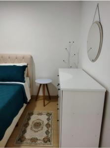 Bom SucessoにあるApartamento em condomínio Nogueira Petrópolis Rj #1のベッドルーム1室(ベッド1台、鏡、テーブル付)