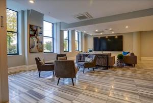 ein Wartezimmer mit Stühlen und einer Projektionsleinwand in der Unterkunft Luxury 1BR - Glass Wall & Window in Philadelphia