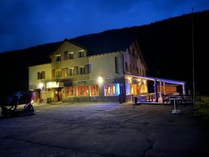 UrnerbodenHotel Klausen Treff的一座大建筑,晚上灯亮